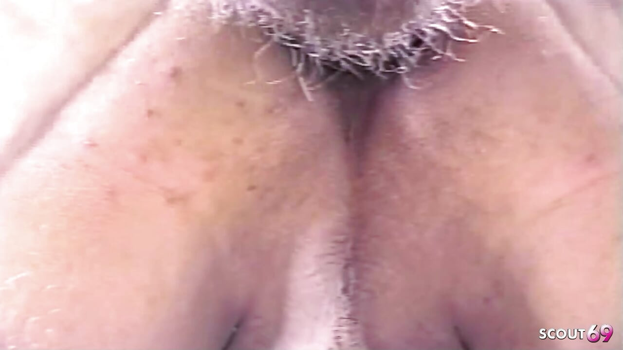 Un tip fute o transsexuală în curul strâmt și ejaculează în aer liber