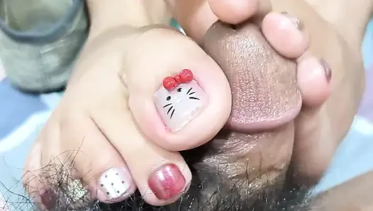 Acoletteyys frisch entbrüste Füße von Dollshoes fühlen sich so kitzelig auf seinen schwanzkopf an, dass er nach dem Edging hart kommen ließ