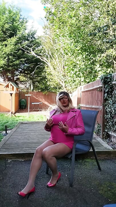 Crossdresser seksi kellycd2022 dalam gaun bodycon pink dan sepatu hak tinggi