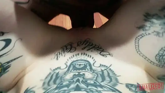 Sarışın bebek Sid sıkı deliklerini doldurmayı seven bir anal sürtük