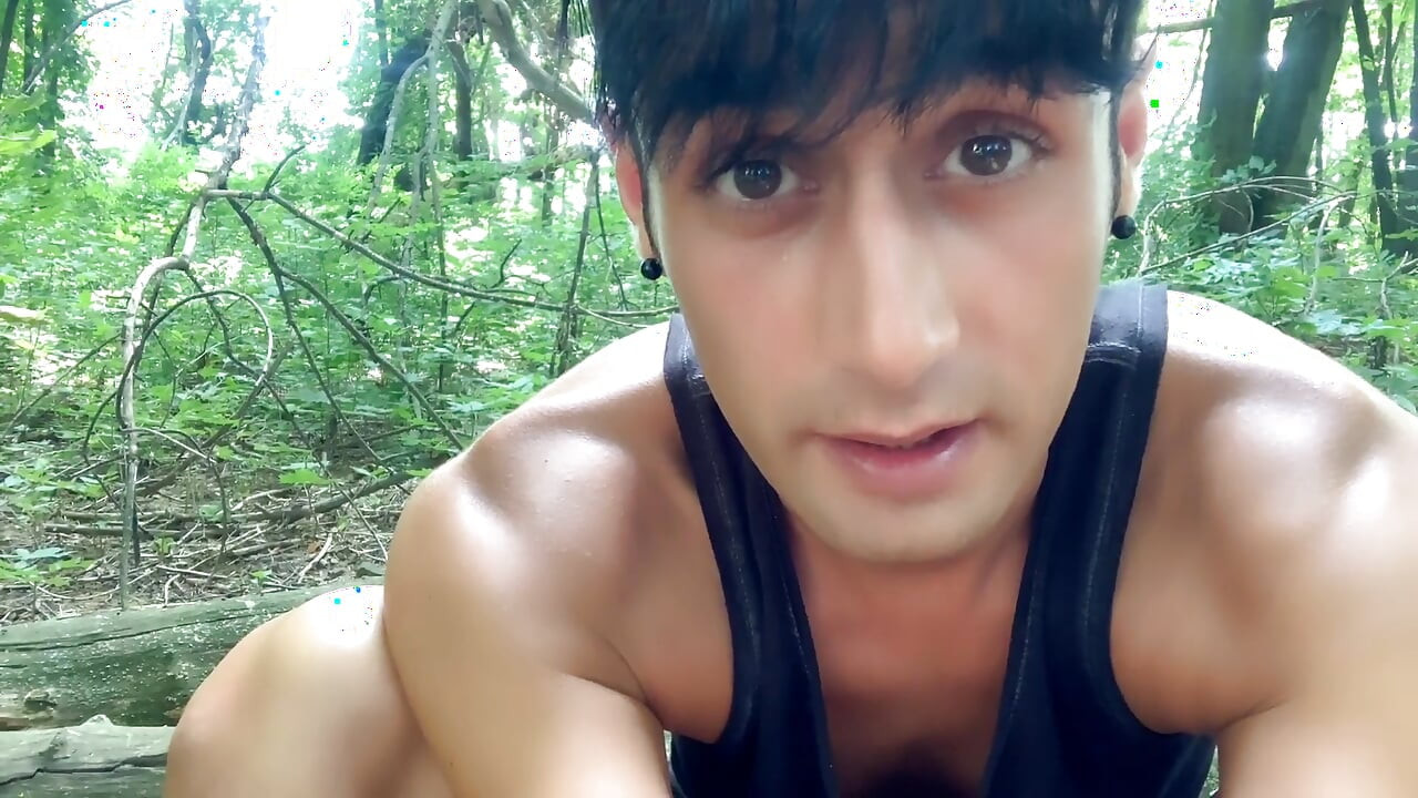 숲에서 스니핑하는 십대 발 POV