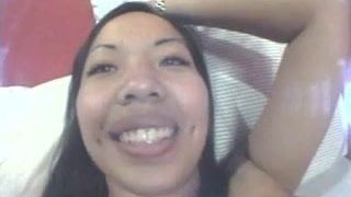 Филиппинская девушка делает минет в видео от первого лица