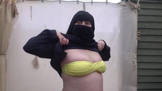 Vrouw in Burqa met kleine bikini eronder