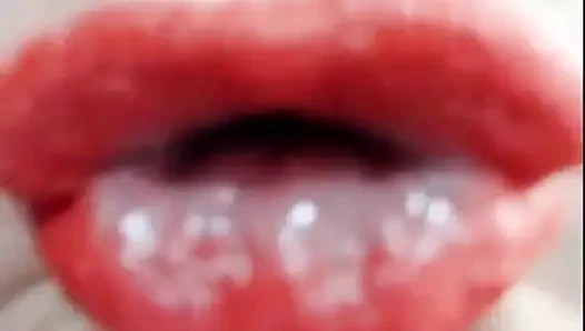Tur lipstick merah dengan mulut