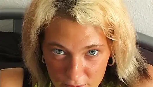 Küçük memeli sarışın fahişe oyuncu seçmelerinde amını parmaklıyor