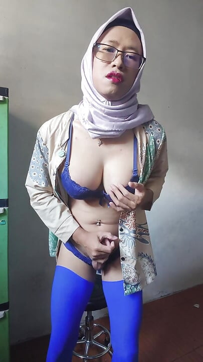Beauty Hijab Shemale Jerks off Her Big Dick for Cum