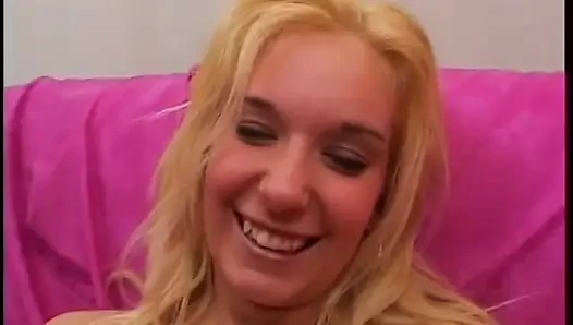 Sarışın onun için oyuncaklarla oynuyor ve sadece onun için