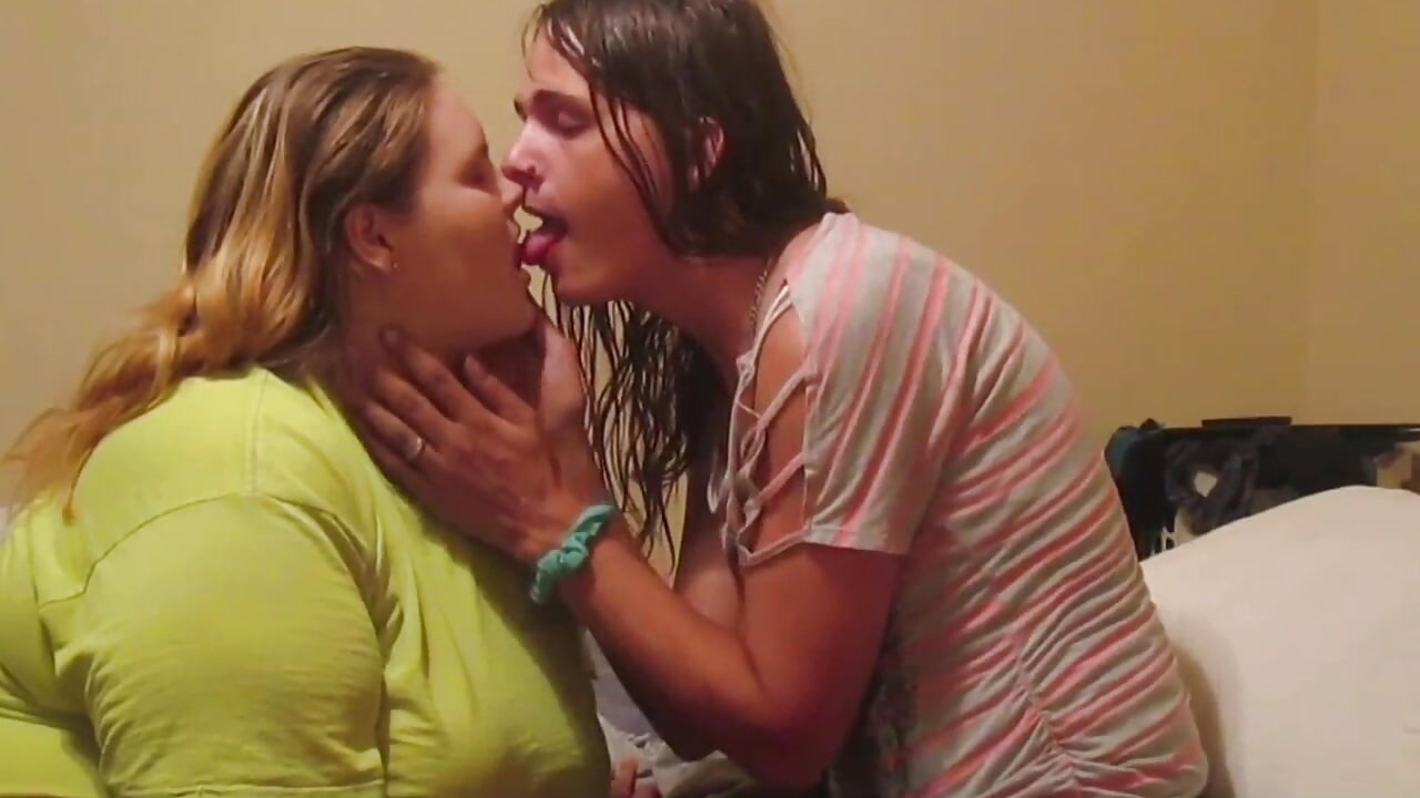 Sexy MILF & heiße sissy machen rum und bringen ihren kitzler zum kommen