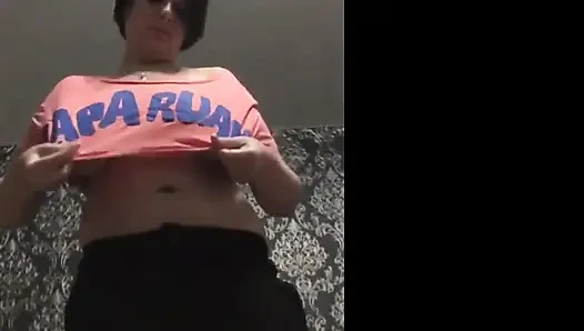 Göğüsler ağır çekimde tişörtten atlıyor!
