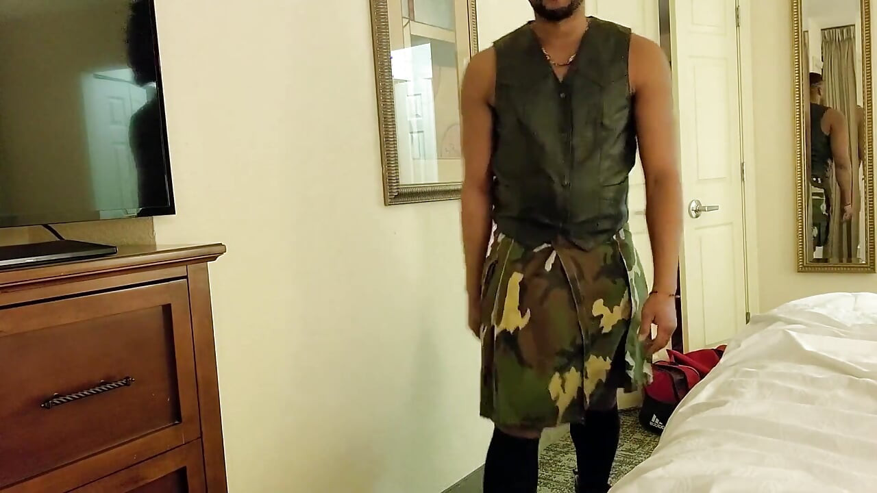 Kenniejai Jerks off in a Kilt