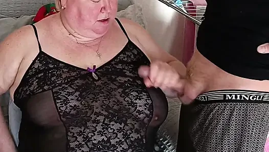 Üvey anne İngilizce'nin yarak emiyor ve geceliklerine boşaltıyor