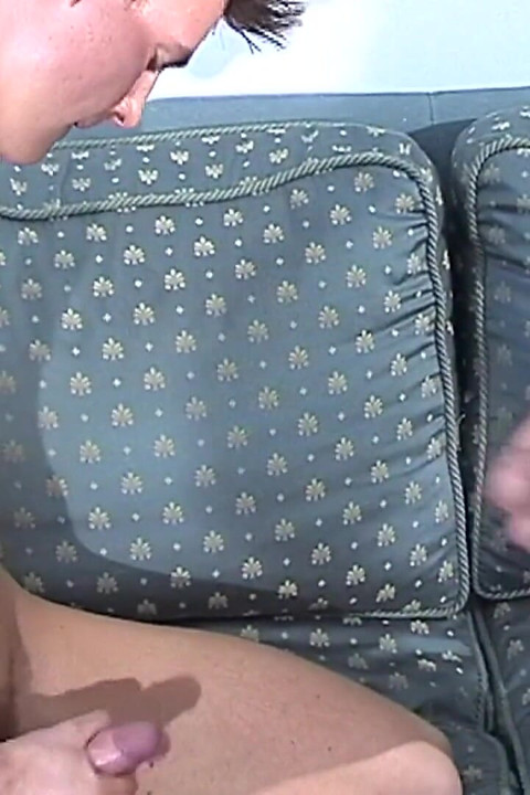 Sexy gay recebe sua bunda destruída por magra morena amante
