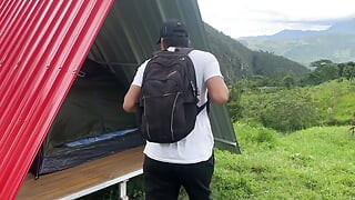 Aku tiba saat liburan di perkemahan dan melihat seorang gadis dengan pantat aduhai di sebelahnya, dan aku akhirnya memasukkan penisku ke dalam dirinya.