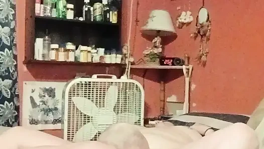 Он орал меня, пока я не кончу, и продолжает идти