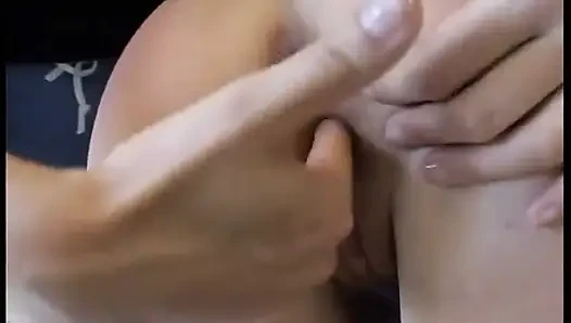 Brunette Dominan Mendorong Pirang Pemalu Untuk Berhubungan Seks Mulut