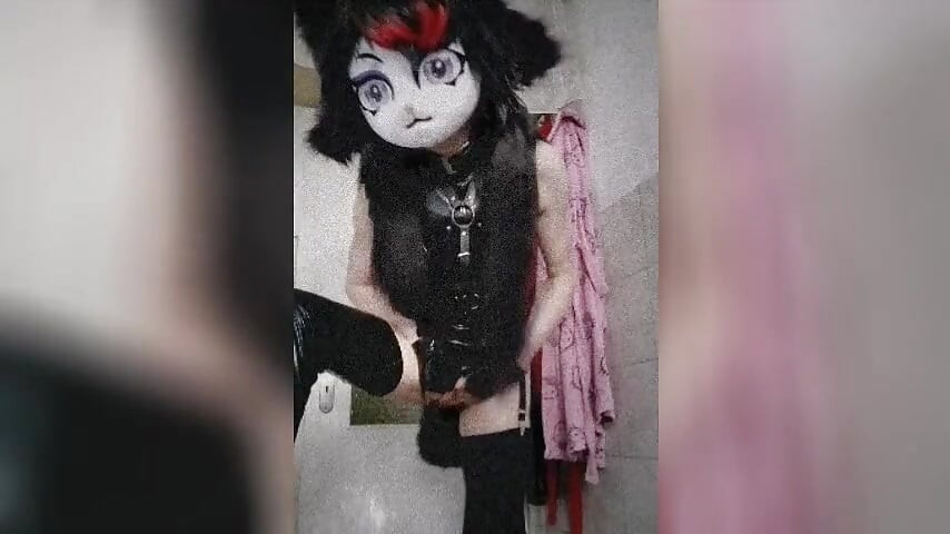สัตว์ประหลาดอีกตัวในห้องน้ําของฉันกับ Kigurumi Nyra ขนดก