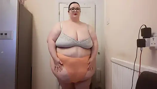 Cewek semok kulit putih dengan celana dalam thong super semok dan legging kulit lagi asik dicoba