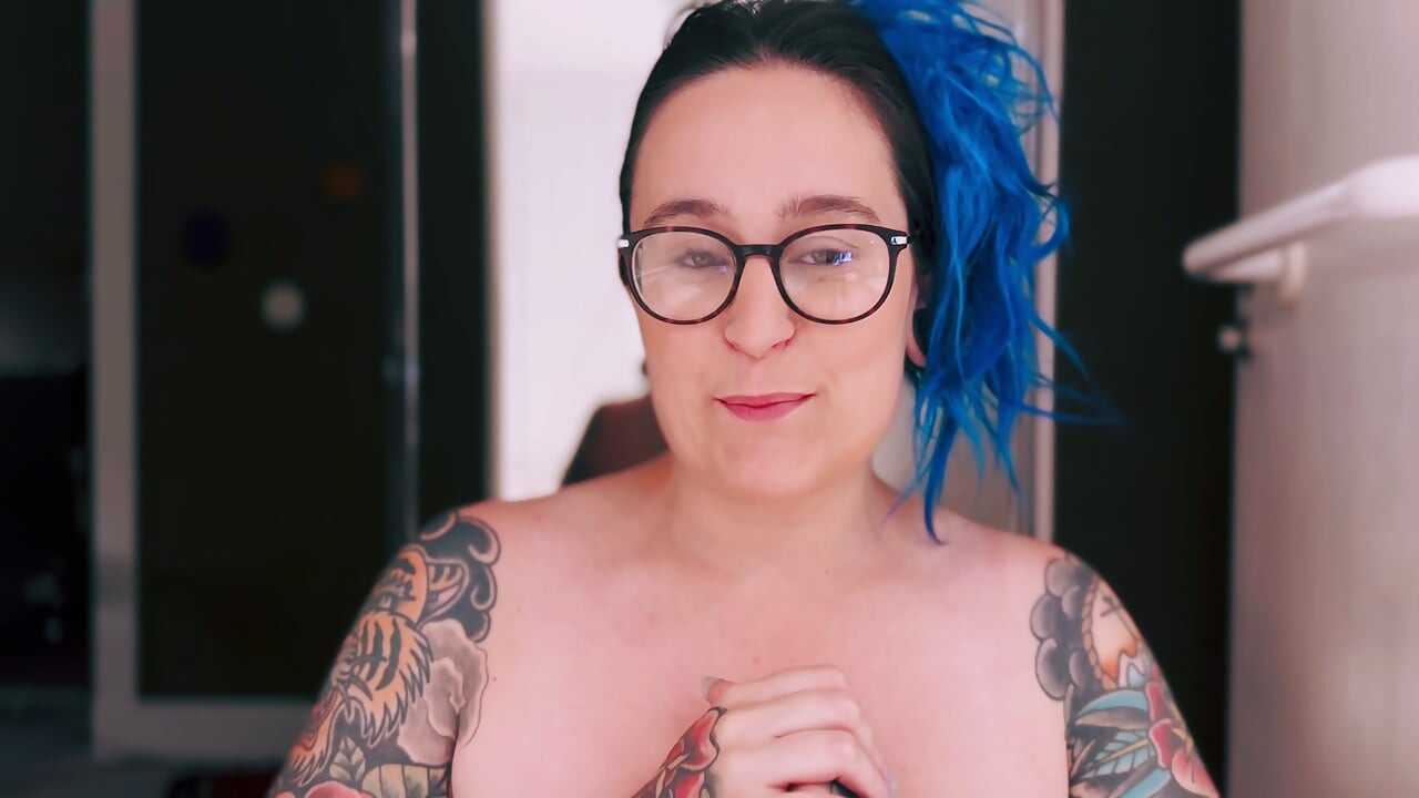 Muodokas brittiläinen MILF kokeilee seksikkäitä SHEIN-alusvaatteita – tatuoitu ja rinnoikas
