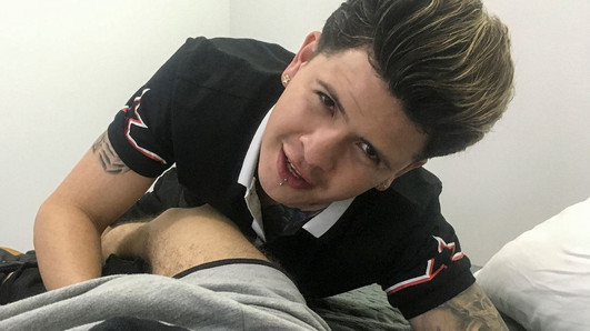 Neugierige junge Twink-Latino-Jungs nehmen Familien-POV auf