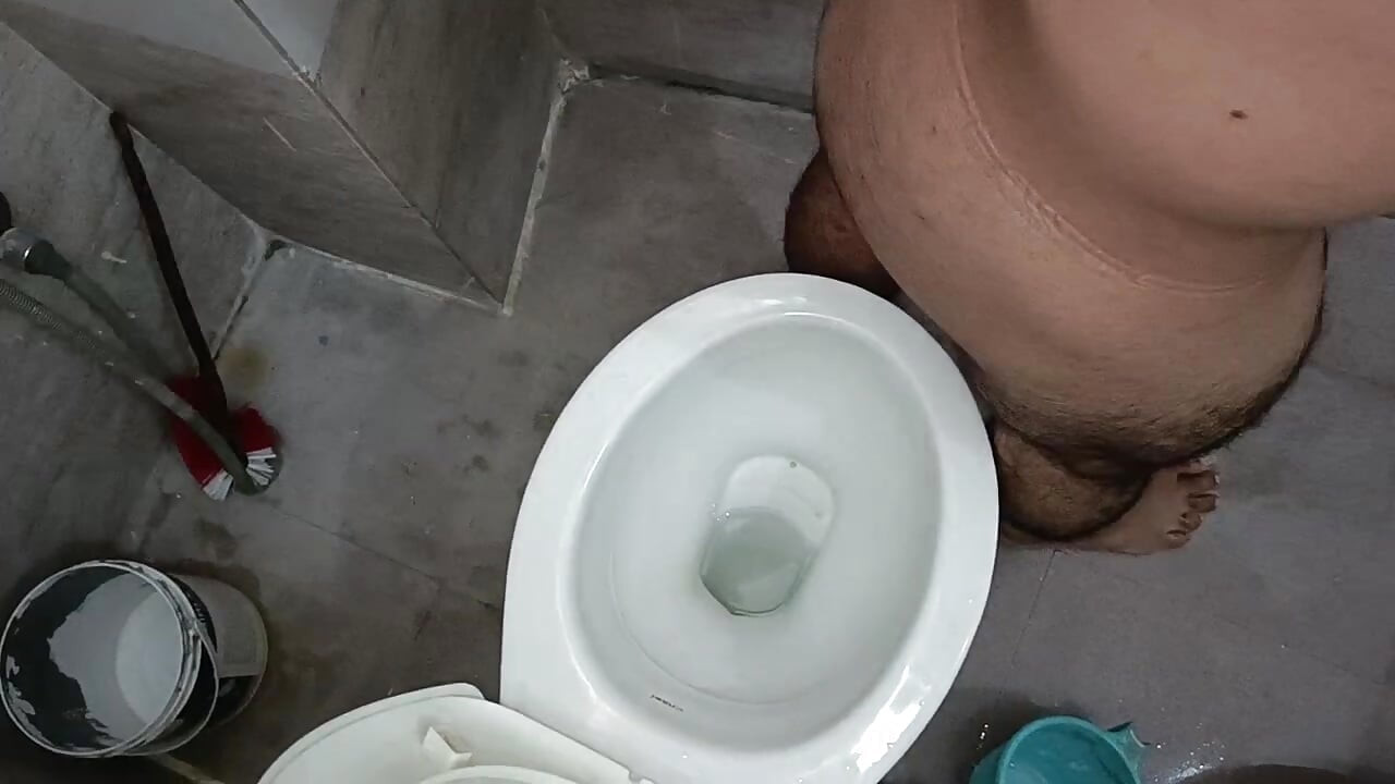 Me apne ghar par nanga ghumata rahata Hun