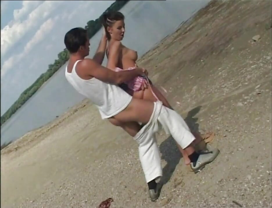 Niesamowite seksowne milfy z ładnymi cyckami fucked Standing Doggy Style (pełny film)