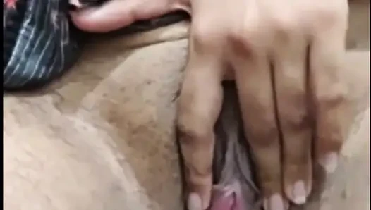 Desi village girl fingring on whatsa app showing nuds for BF Tight pussy xxx video