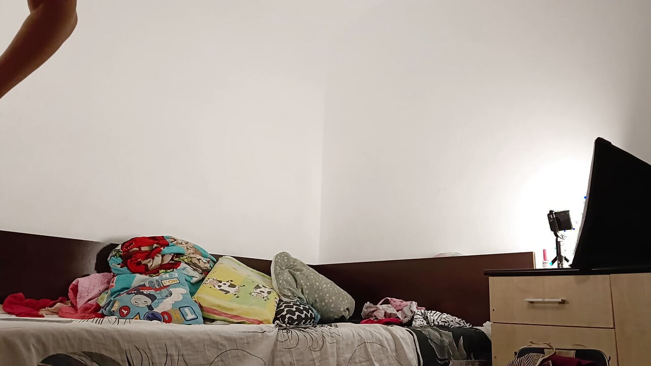 Seksi žena vježba gola kod kuće Amaterska žena masturbira s prstima u svojoj pički.