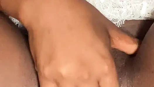 Трахаю пальцами очко, пока я не кончу сливками