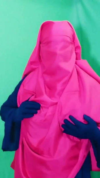 Napínavý okamžik z "Krásná nevlastní matka tráví noc se svým nevlastním synem a má s ním sex"