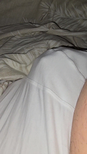 Maćeha ruka klizi ispod gaćica i drka polu sinu kurac | Klip 1