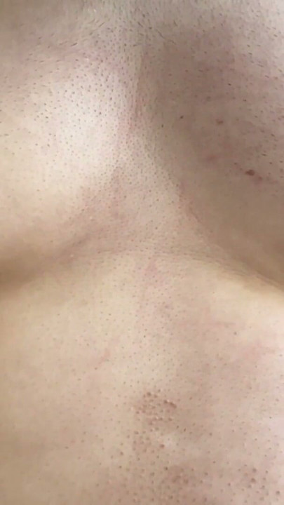 Jucându-mă cu sânii mei mari naturali sexy, sâni de bărbat și sfârcuri | Clip 1