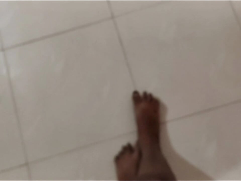 Üvey erkek kardeşim evde yalnızken beni banyoda sikiyor