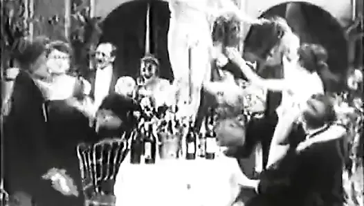 Дама напивается на вечеринке по случаю ее дня рождения (винтаж 1910-х)