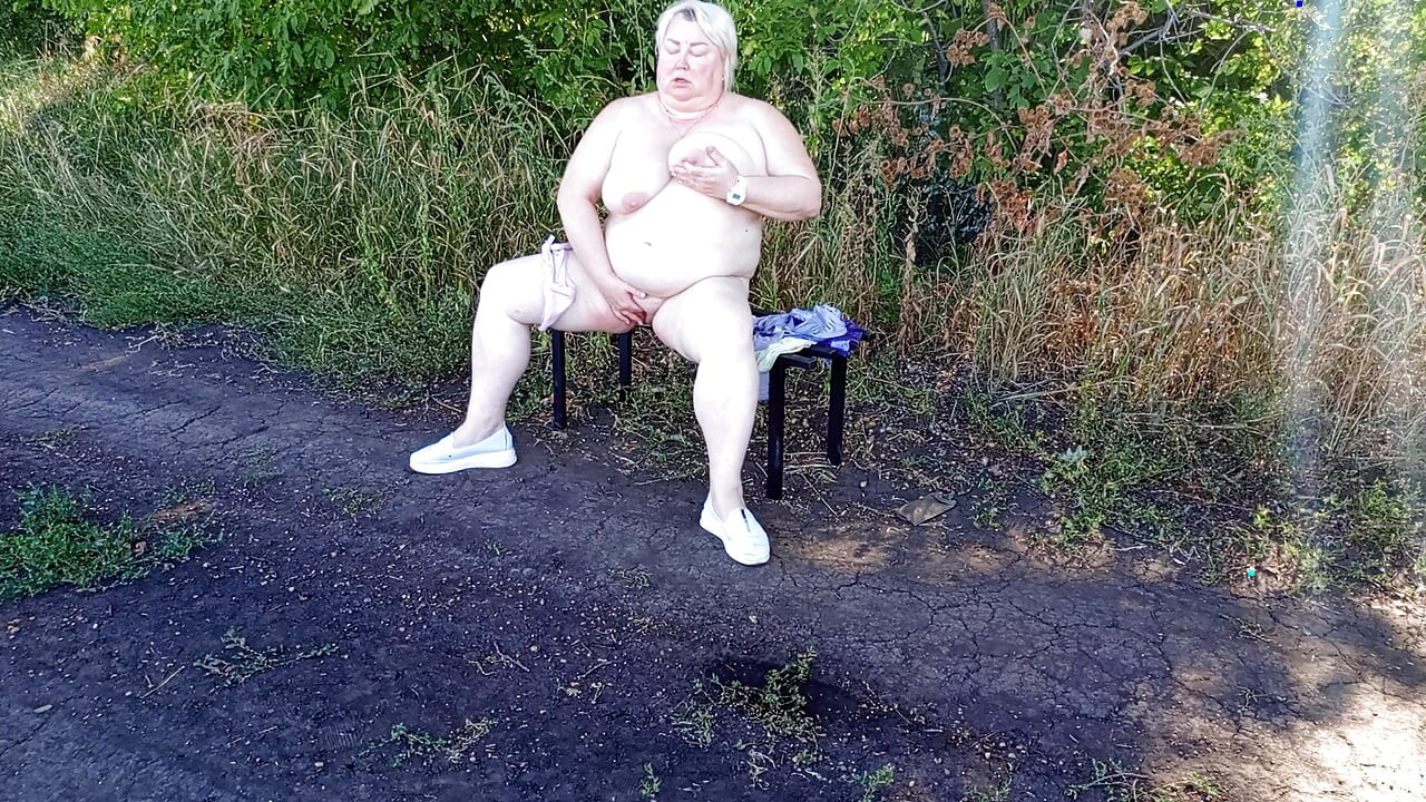 Susjeda u parku se svlači i masturbira do orgazma na klupi
