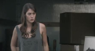 Lizzy Caplan. Alison Brie. - bewaar de datum