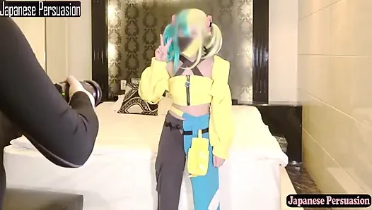 Ledakan Cosplay Mood. Si cantik dengan piala e cup mengubah energi penuh semangat menjadi pertunjukan pribadi yang berbahaya sepenuhnya, sudut1