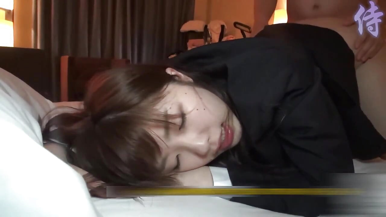 Putas asiáticas com tesão # 221. Gostosa faz bom sexo a três