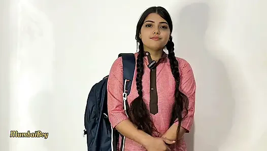 Eğitim öğretmeni öğrencisinin götünü sikiyor ve okul üniformasını çıkarıyor ve onu domaltarak sikiyor