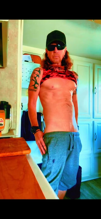 Aadmi gand men ungli karta hai