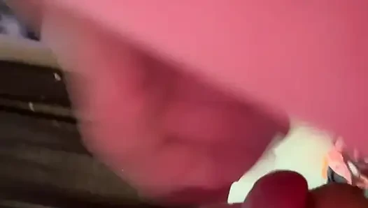 Wajah, mulut, dan payudara Sadies ditampar