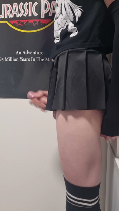 cummin hard in a short skirt :3