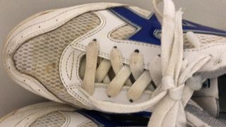 Cum di sepatu kets pelajar Jepang dengan label nama di sepatu