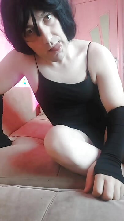 Korte outfit, geile sissy met dikke kont