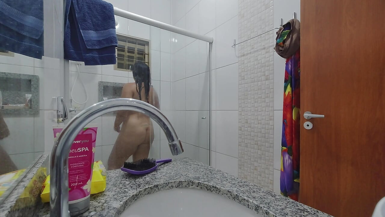 Cameră pe văcuța vitregă sexy la duș - Abia aștept să o fut