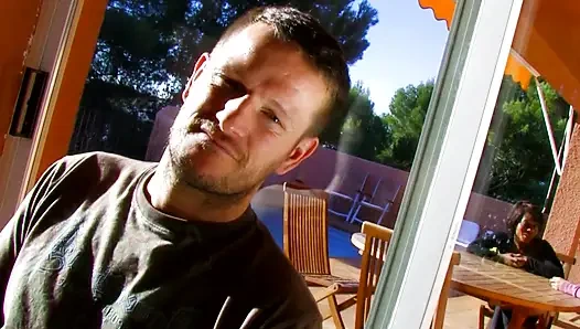 Счастливый мужик шпилю двух молодых шлюшек у бассейна