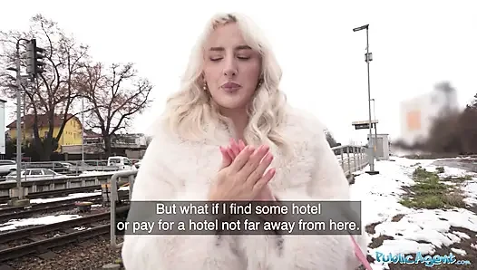 "Aber ich trage heute keinen Bh" - Public Agent