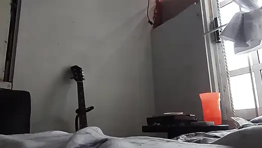 Temizlikçi kadın bana yatak odamı temizleyen bir video gönderiyor