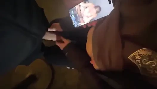 Adam randevudan sonra karısını alıyor ve arka koltukta seks yapıyor