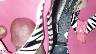 Механик нашел сандалии с принтом зебры на нижней нижней половице ее машины