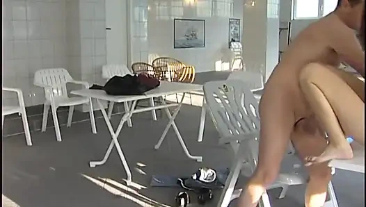 Kızıl saçlı orta yaşlı seksi kadın kapalı havuzda iyi bir sikiş ve yüze boşalmayı seviyor